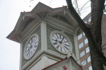 札幌の代名詞、札幌時計台。以外とビルの谷間にありちっぽけな印象